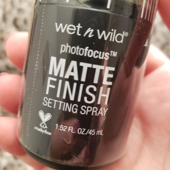 Wet n Wild PhotoFocus Matte Finish Setting Spray and Matte Face Primer, Set of 2 - Picture 2 of 7
